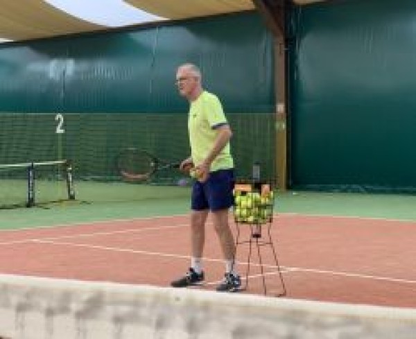 Jak wybrać instruktora lub trenera tenisa? Na co zwrócić uwagę przed pierwszym treningiem